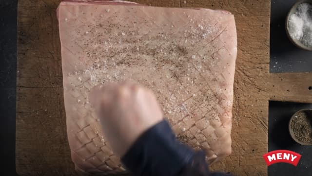 **Rut svoren:** Rut svoren på ribba og krydre ribba med salt og pepper. Dette kan du gjerne gjøre 1-3 dager i forveien.