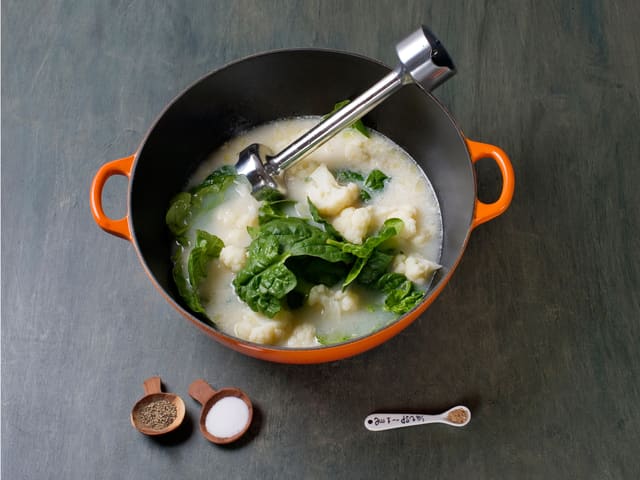 Fres løk og hvitløk i olje, tilsett melk, fløte og kraft og kok opp. Tilsett spinat og blomkål, la koke ½ min. og kjør til puré i en blender. Smak til med muskat, salt og pepper. Anrett i skåler med kylling og skinke.