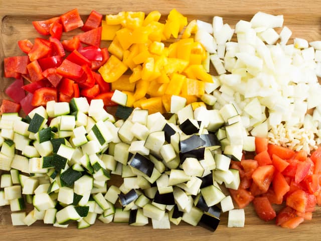 **Ratatouille:** Kutt grønnsakene i grove biter og fres dem i olivenolje sammen med hvitløken i 5 minutter. Ha i tomater og oliven og la koke i 5 minutter. Smak til med salt og pepper.