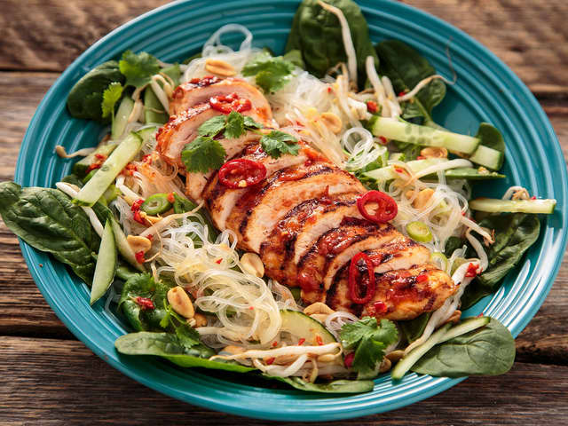 Thaisalat med chilimarinert kylling og nudler