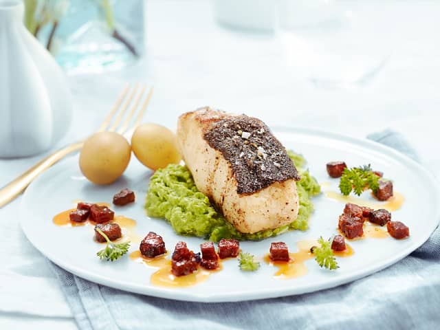 Stekt skrei med baconsjy og mandelpoteter