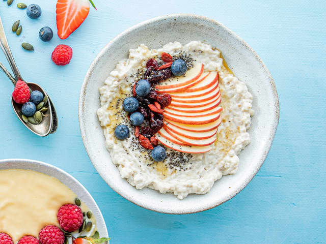 Havregrøt med chiafrø og bær