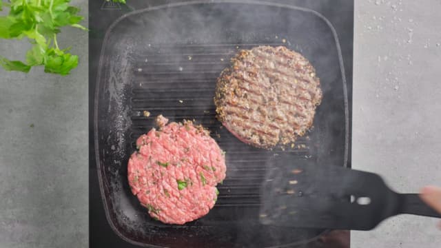 Stek burgerne i pannen eller på grillen, et par minutter på hver side.