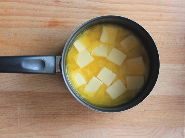 Smelt smøret og bland med melken. Bland så dette inn i kakerøren.
