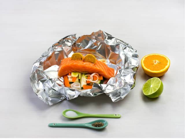 Skjær gulrot og squash i tynne staver og purre i skiver. Fordel grønnsaker og laks på fire stykker aluminiumsfolie og ha over appelsin- og limesaft, salt og pepper.