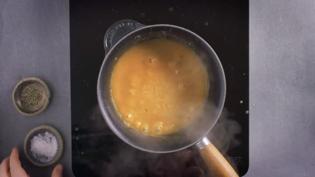 Spe med kraften/sjyen fra pinnekjøttet mens du hele tiden pisker. Kok opp og la småkoke i ca 10 minutter. Smak til med salt og pepper.