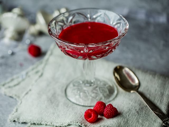 **Bringebærsaus:** Mos bærene og gni dem igjennom en sikt. Smak sausen til med sukker eller melis. Smak gjerne sausen til med noen dråper sitron- eller limesaft for ekstra friskhet.