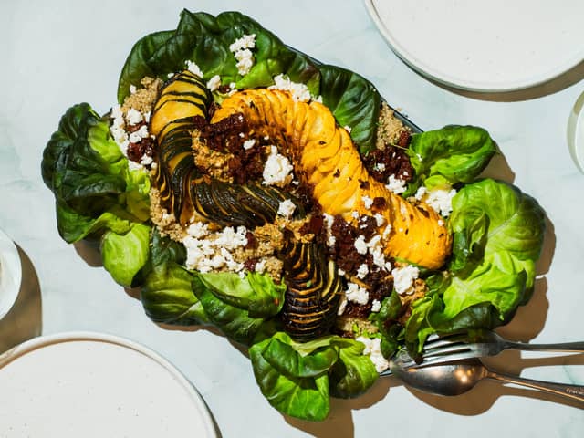 Hasselback squash med rød pesto og fetaost