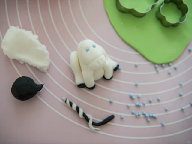 **Pynt:** Forme en enhjørning i fondant og hull ut ønskede former i ønskede farger til å pynte kaken med.