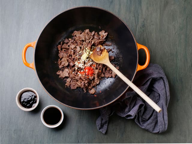 Brun kjøttet i olje på høy varme i wok eller stekepanne. Tilsett chili, hvitløk, østerssaus, soyasaus  og ingefær, fres i ½ min. og sett kjøttet til side.