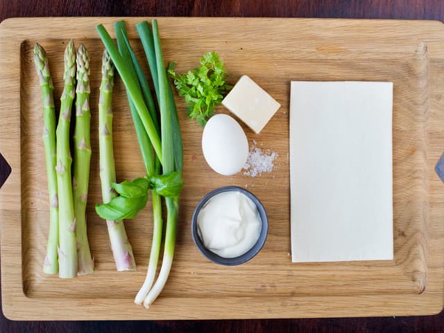 Tin butterdeigplatene. Finn frem de øvrige ingrediensene.