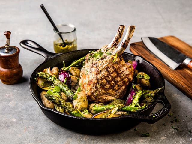 Helgrillet svinecarrè med rødløk