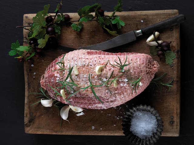 **Lammesteken:** Krydre steken med salt, pepper, og frisk rosmarin eller timian. Skjær små lommer i kjøttet og stikk inn skiver av hvitløk.