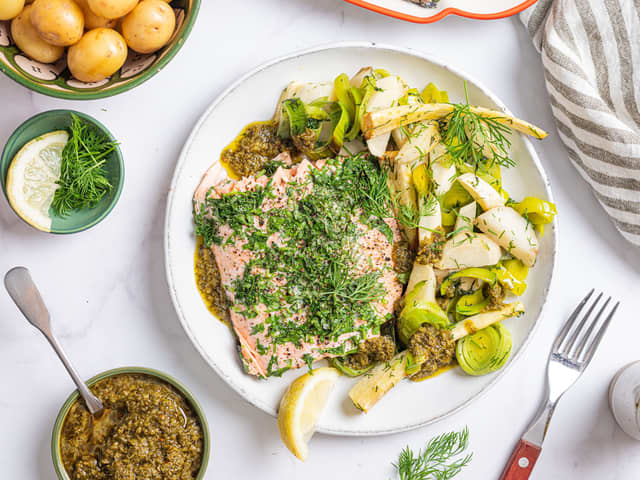 Hel laksefilet med rotgrønnsaker og chimichurri
