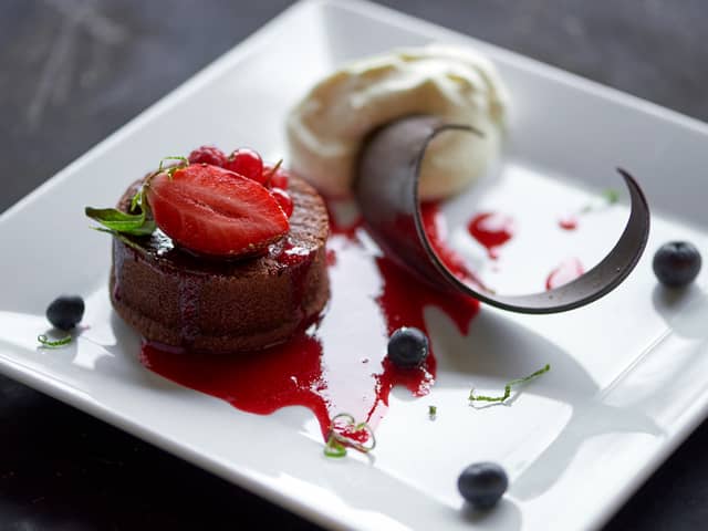 Sjokoladefondant med vaniljeis og bringebærsaus