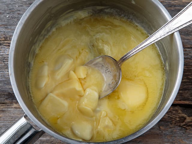 Smelt smør i en kjele på medium varme, brekk sjokoladen i biter, tilsett denne og la smelte mens du rører.