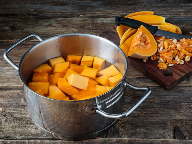 **Gresskarpuré:** Kok gresskarkjøttet i vann til det er mørt. Sil av vannet og kjør gresskarkjøttet til puré med en stavmikser eller i en blender.