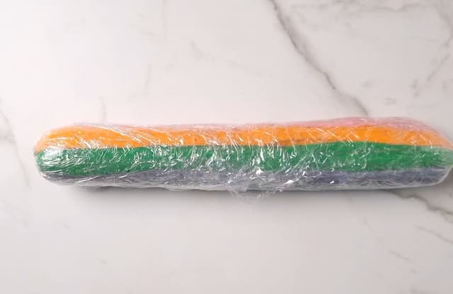 Rull sammen plastfolien til en pølse, og stram den opp ved å rulle den noen ganger til. Husk å stramme opp endene!