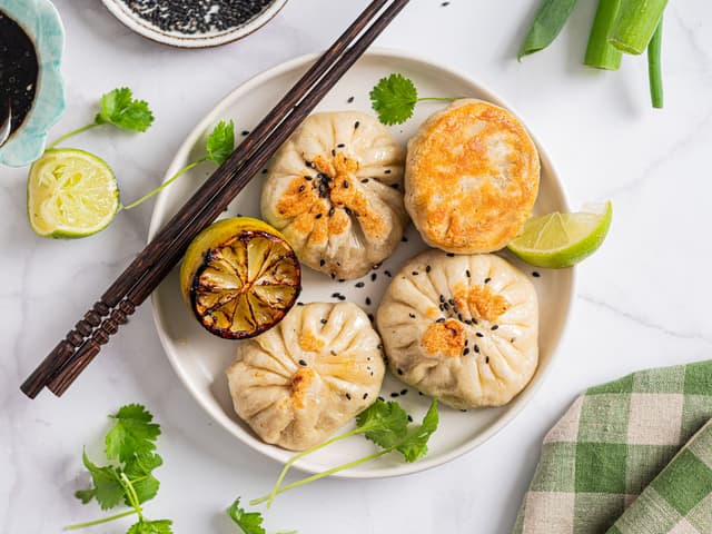 Steam buns med soyamarinerte grønnsaker