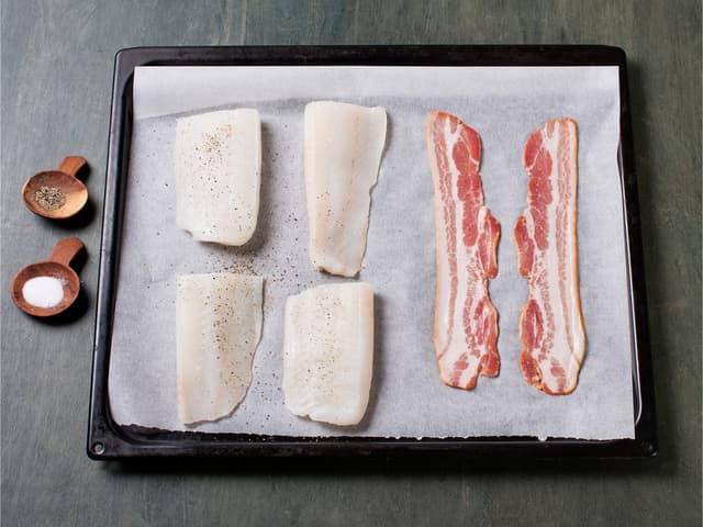 **Ovnsbakt torsk:** Del torsken i fire biter, krydre den med salt og pepper og legg fisk og bacon på en stekeplate. Bak i ovnen på 200 °C til fisken er gjennomstekt og baconet sprøtt, ca. 10-12 min.