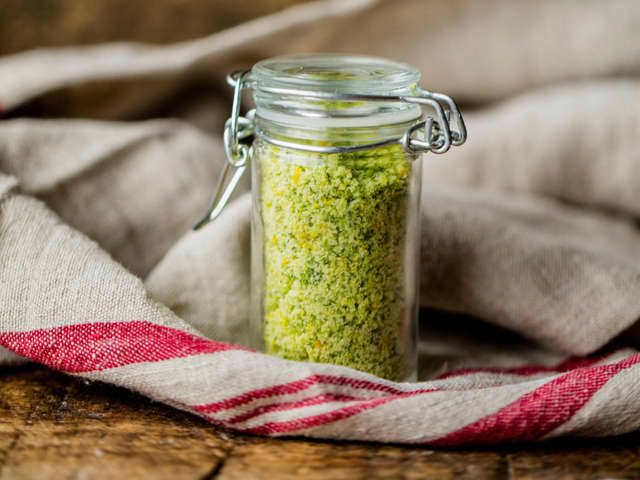 Sitrus- og rosmarinsalt