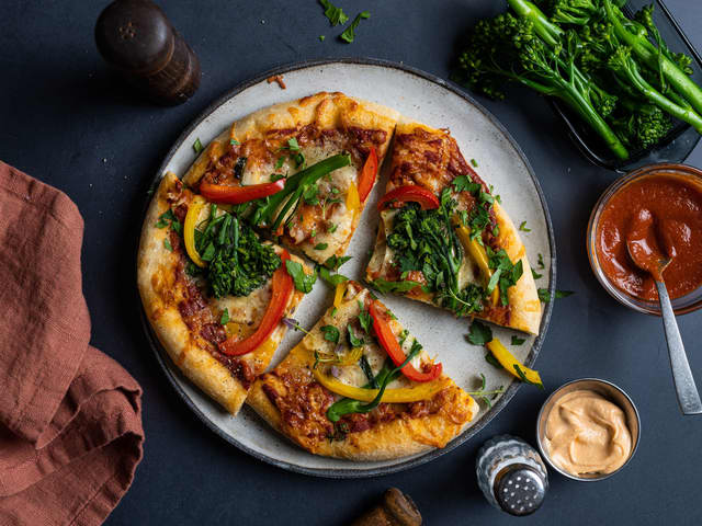 Stek pizzaen på 230 grader i ca. 5 minutter til osten er gyllen og bunnen er sprø.