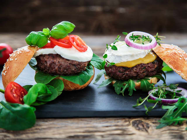 De franske miniburgerne serveres med ruccolasalat, sennep, chevre eller brie og frisk timian til pynt.