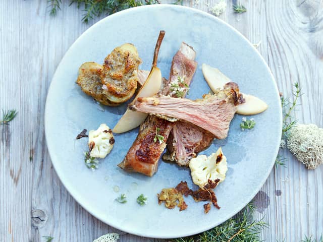 Lammeribbe med blomkål og urtepoteter