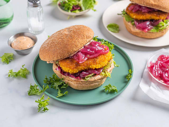 Sprø fiskeburger med syltet rødløk