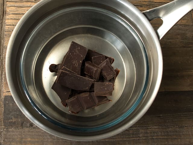 **Sjokoladefyll:** Hakk sjokoladen og smelt den i vannbad ved ca. 50°C. Bløtlegg gelatin i kaldt vann i ca. 5 min.