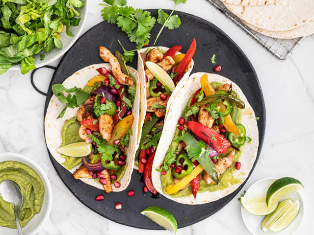 Fyll tortillalefsene med guacamole og kyllingblandingen. Server limebåter ved siden av som presses over kjøttet, og topp med frisk koriander.