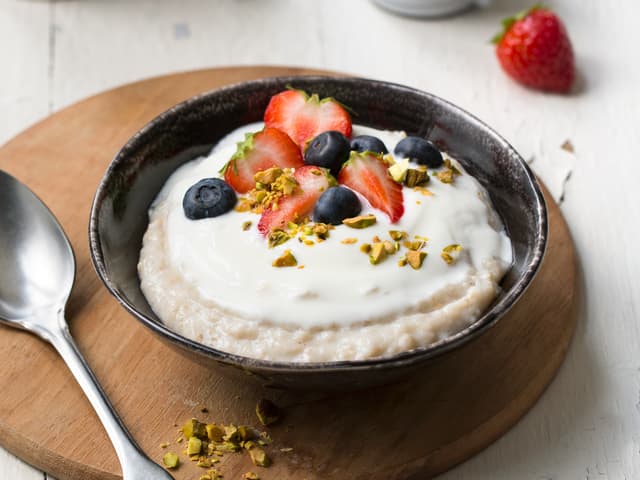 Havregrøt med yoghurt, friske bær og pistasjnøtter