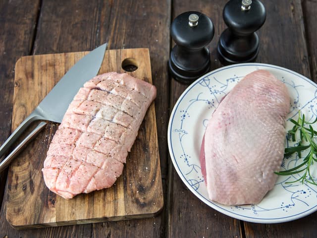**Andebryst:** Bruk en skarp kniv til å rute fettet på andebrystet. Krydre med salt og pepper.