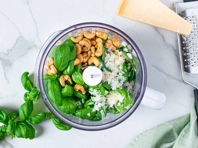 **Green Goddess dressing:** Ha spinat, basilikum, sjalottløk, cashewnøtter og parmesan i en blender. Kjør blandingen sammen til du har en grov saus.