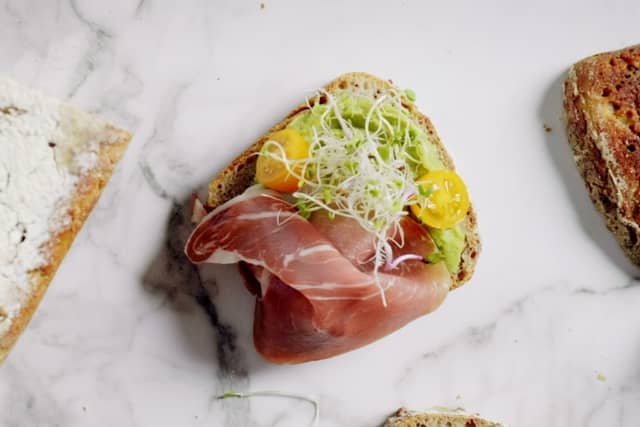 Server hjemmebakt surdeigsbrød med godt pålegg.