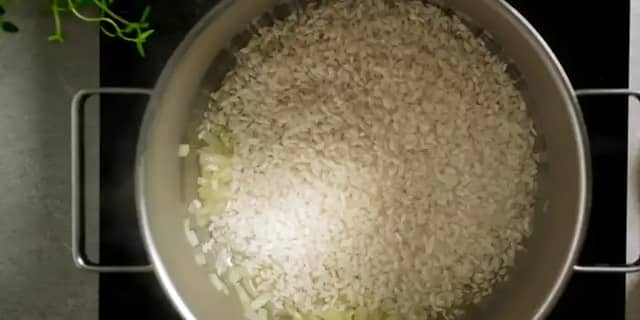 Fres ris og løk i smør til den er blank, tilsett vin og kok inn. Spe med kokvarm kraft under stadig omrøring, til risen er knapt mør og risottoen er flytende, ca. 15-18 min.