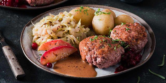 Server varme medisterkaker med surkål, poteter og god saus.