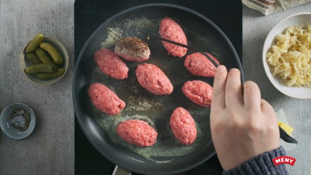 Form til jevne, runde kaker og stek i smør på middels varme. Hell ca 4 dl vann i stekepannen og kok ut av denne så det blir en god kraft.