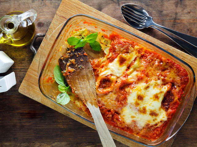 Stek lasagnen i ovnen på 180 grader til pastaplatene er myke og osten er gyllen. Dette tar ca 15 minutter (bruker du tørrpasta må den stekes ca 30 minutter)