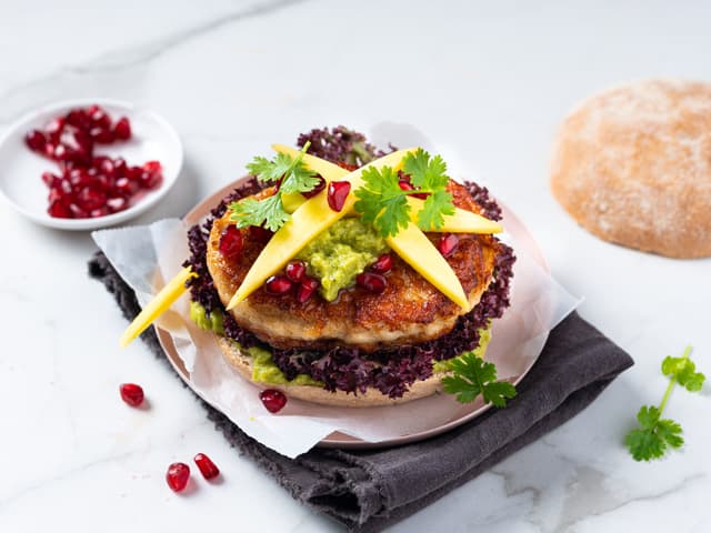 Fiskeburger med guacamole og mango