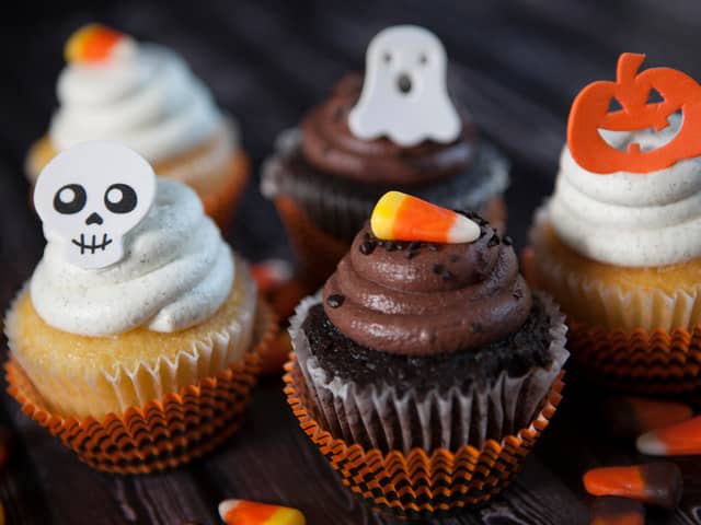 Halloween cupcakes med ostekrem