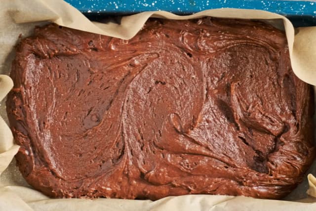 Hell røren over i en stor langpanne dekket med bakepapir. Stek på midterste rille i 25-30 minutter.