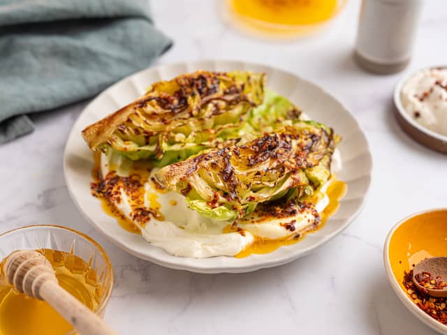 Grillet sommerkål med fetakrem