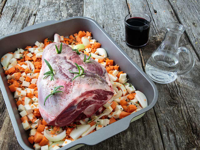 Fordel grønnsaker og røde linser i en stor ildfast form eller langpanne.
Dryss over timian, salt, pepper og olivenolje. Legg lammelåret oppå grønnsakene og hell på vann og vin.