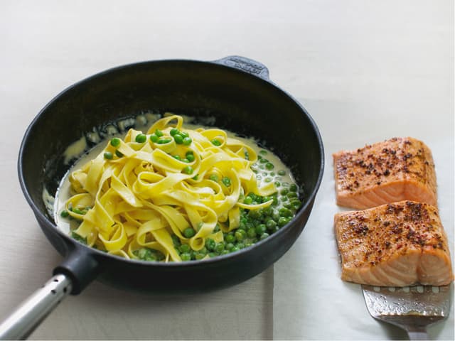 Fres ertene i smør i noen få minutter. Kok så inn crème fraîche, og ha i pastaen.