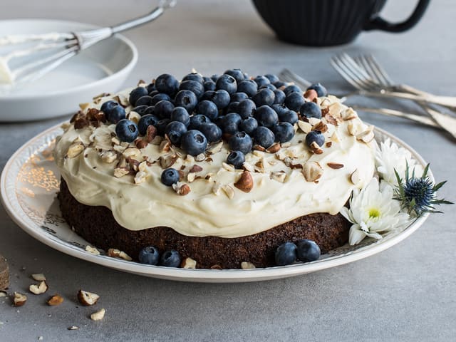 Saftig gulrotkake med mørk sjokolade