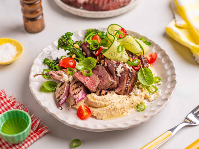 Loaded hummus med grillet reinsdyr og brokkolini