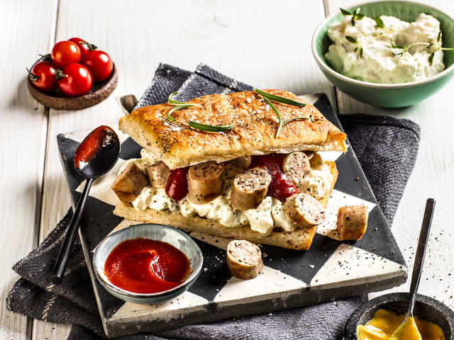 Pølse i focaccia med potetsalat