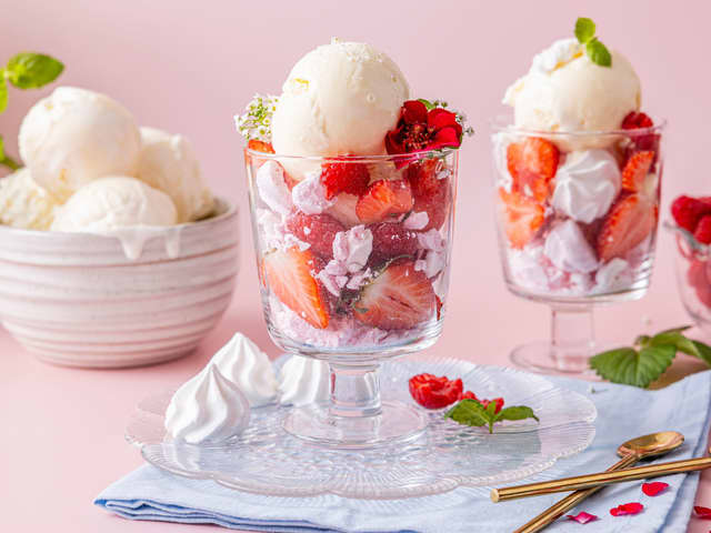 Dessert med iskrem, marengs og bær
