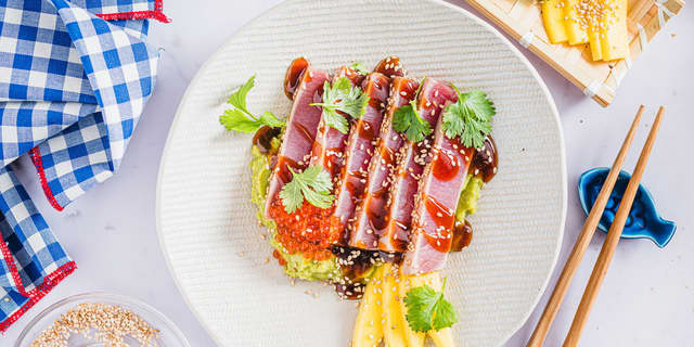 Anrett avokadokremen på fire tallerkener og topp med skiver av tunfisk, teriyaki glaze og mango. Topp gjerne med frisk koriander og ørretrogn rett før servering.